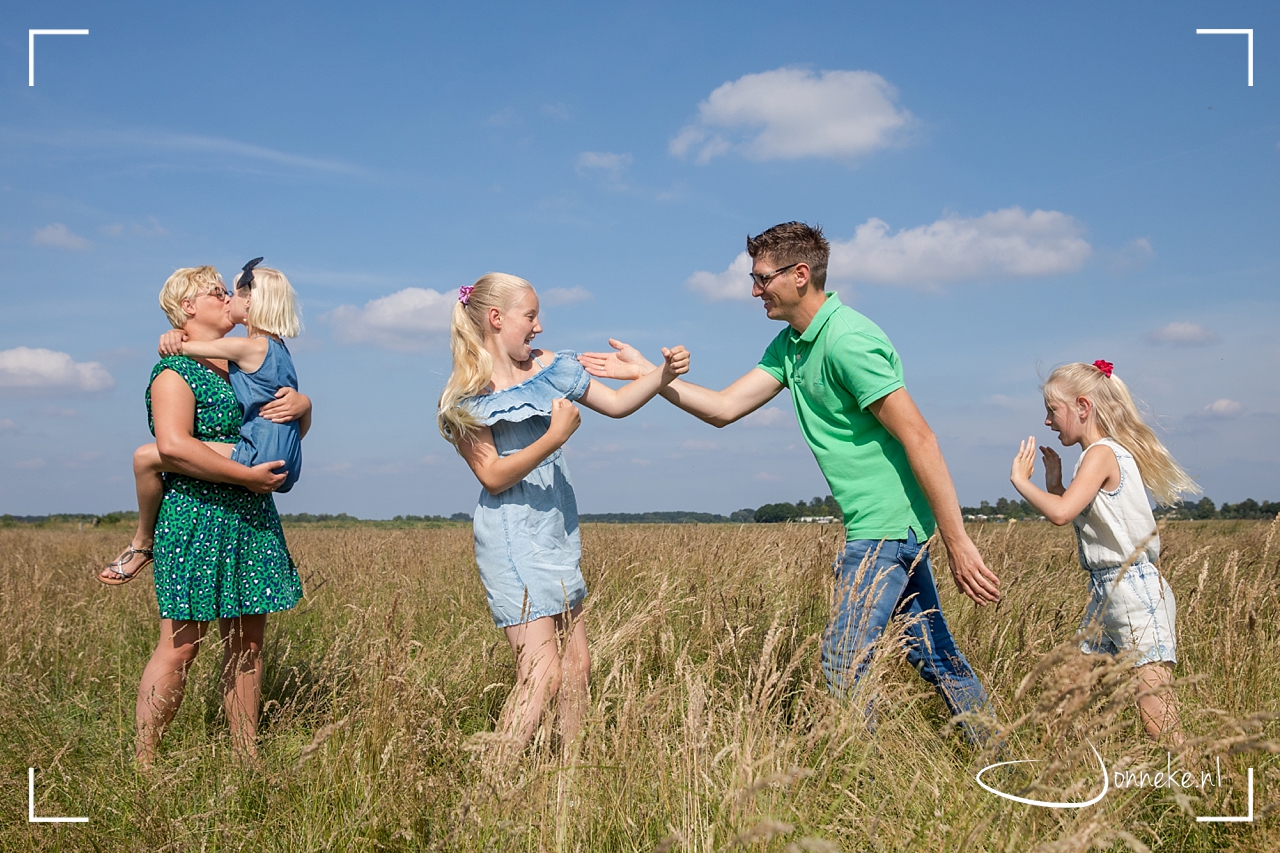 Knuffelen en stoeien -gezinsshoot-